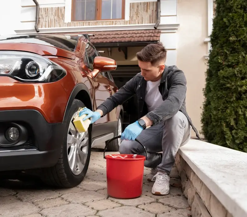 Lavage auto à domicile Saint-Sulpice-sur-Risle : professionnel intervenant sur un véhicule